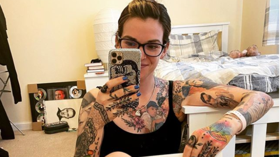 Ρεκόρ Guinness για θαυμάστρια του Eminem με… 16 τατουάζ-πορτραίτα του μουσικού!