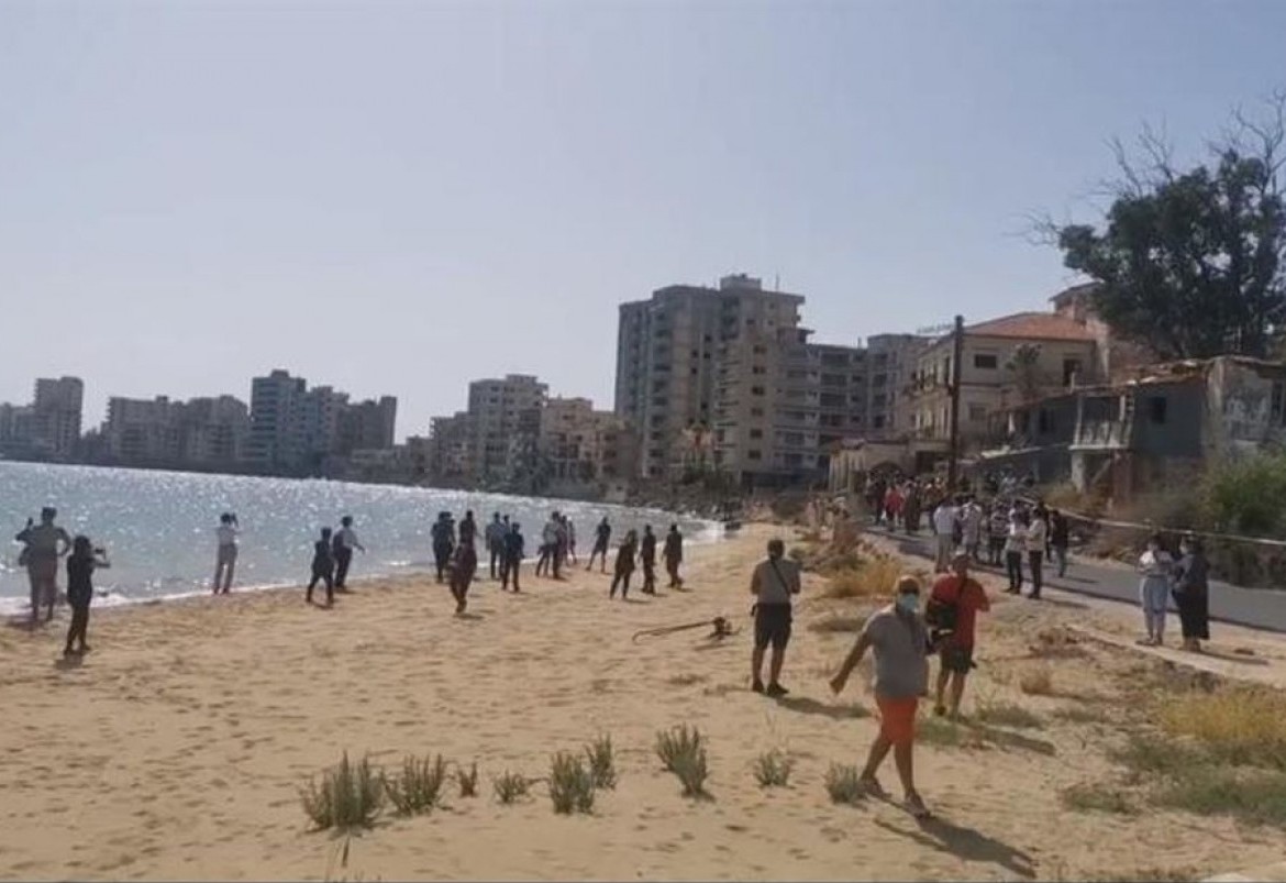 Αμμόχωστος: Άνοιξαν την παραλία των Βαρωσίων – Προκλητική φιέστα των Τούρκων