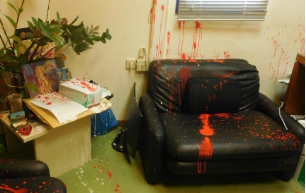 Ρημαδιό το γραφείο του πρύτανη του Πολυτεχνείου – Καταδρομική αναρχικών με σφυριά και μπογιές