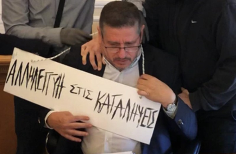 Εικόνα ντροπής: Κρέμασαν πινακίδα για τις καταλήψεις στον πρύτανη της ΑΣΟΕΕ