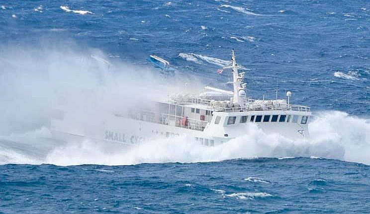 Εικόνες που κόβουν την ανάσα: Όταν ο θρυλικός «Σκοπελίτης»… χορεύει στα κύματα (ΦΩΤΟ)