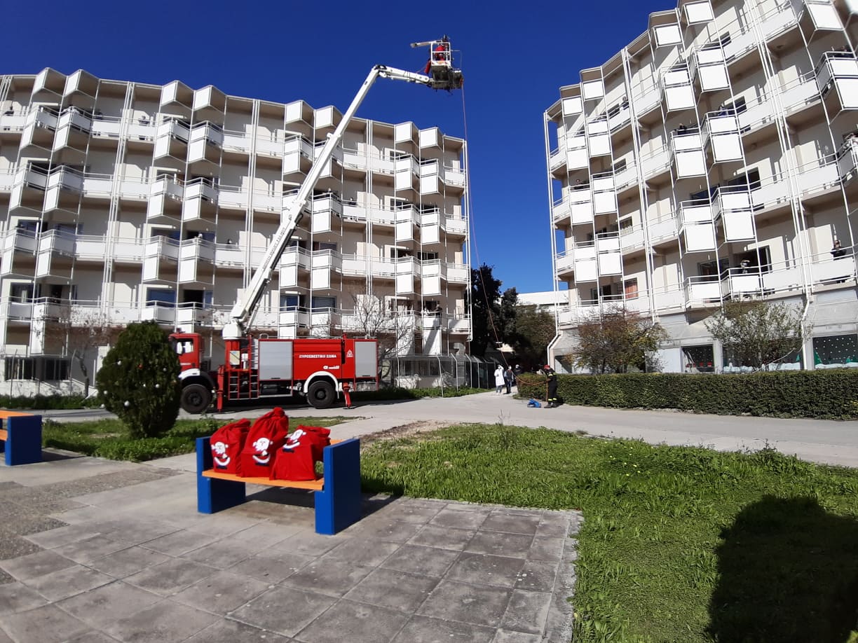 Κρήτη: Ο Άγιος Βασίλης έφτασε στο ΠΑΓΝΗ με γερανοφόρο! – Μοίρασε δώρα και χαμόγελα (ΒΙΝΤΕΟ & ΦΩΤΟ)