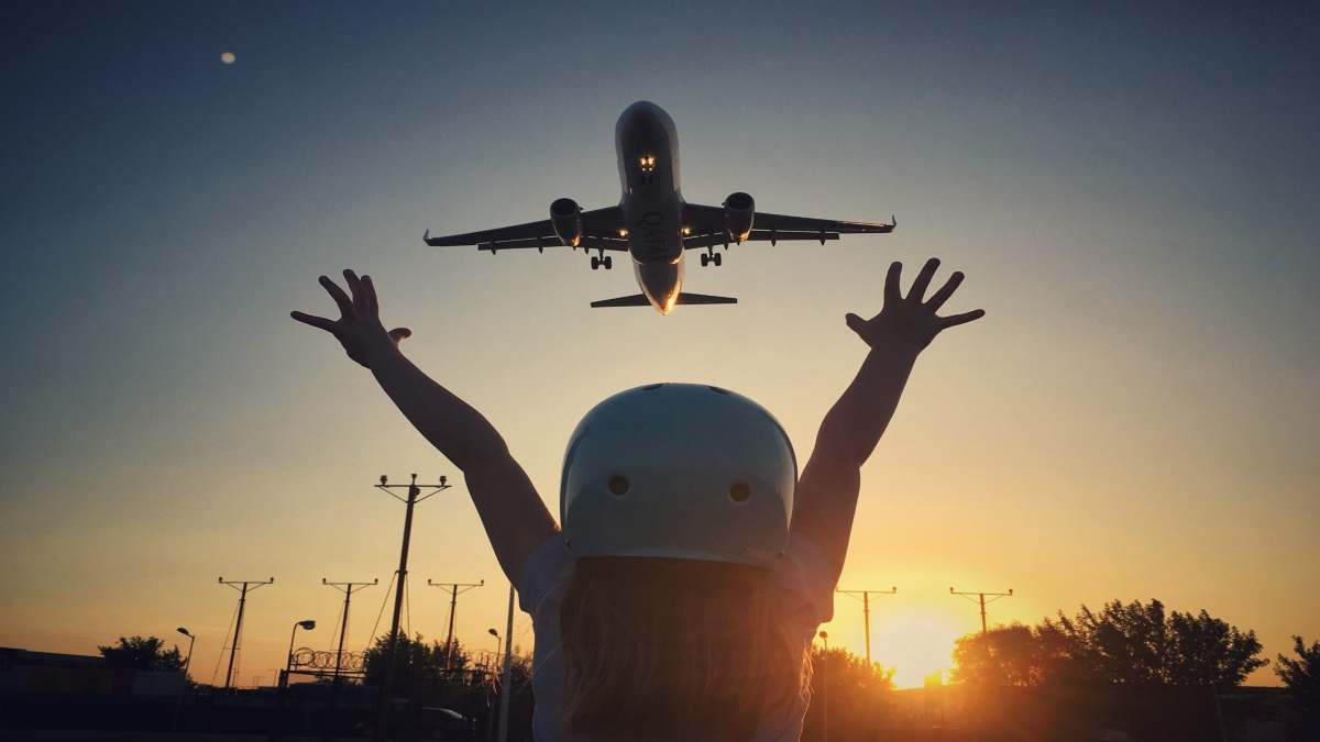 Καθηλωτικό βίντεο: Αεροπλάνο πραγματοποιεί αναγκαστική προσγείωση σε αυτοκινητόδρομο