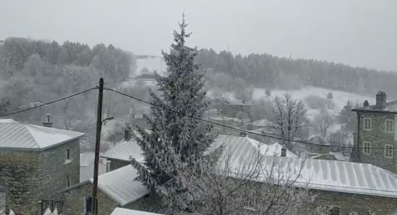 Φλώρινα: Χιονίζει ασταμάτητα στο Νυμφαίο