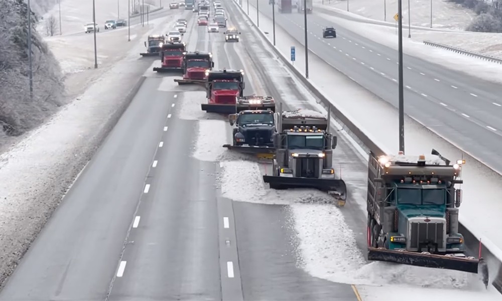 Έτσι απομακρύνεις σε χρόνο ρεκόρ το χιόνι από την Εθνική Οδό (ΒΙΝΤΕΟ)