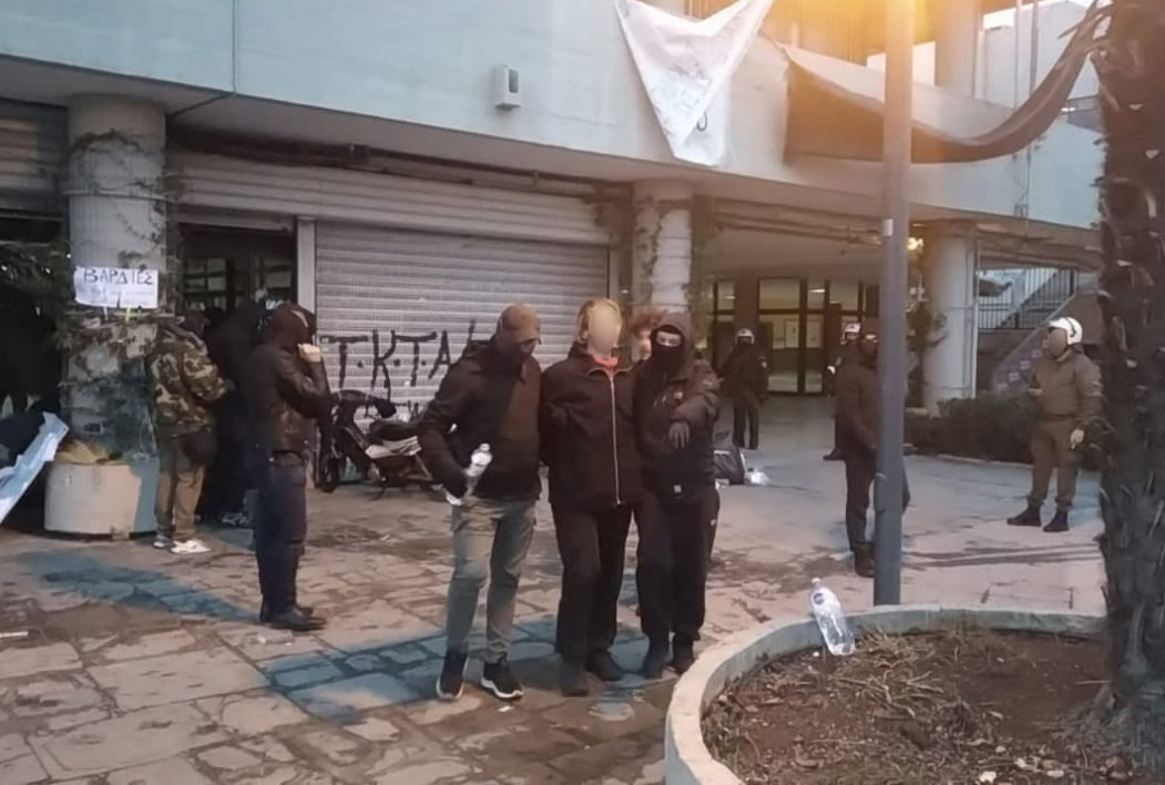 Θεσσαλονίκη: Η επέμβαση της ΕΛ.ΑΣ. για εκκένωση της κατάληψης στο ΑΠΘ (ΒΙΝΤΕΟ & ΦΩΤΟ)