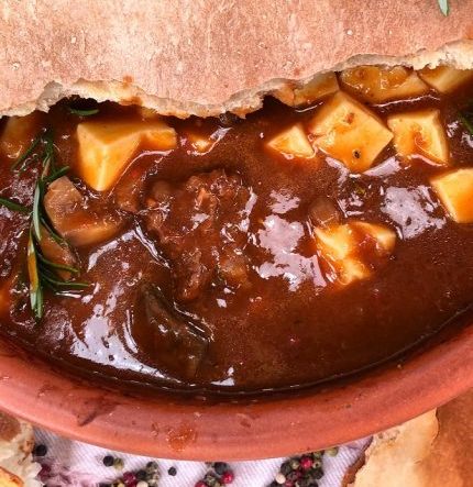 Μοσχαράκι σε πήλινο με μανιτάρια πορτομπέλο και καπνιστό τυρί