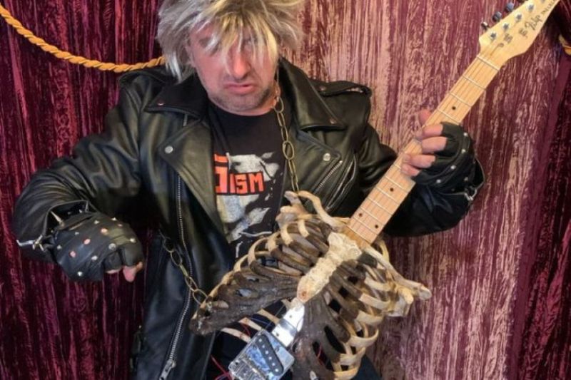 Μουσικός κατασκευάζει κιθάρα από το σκελετό του Έλληνα θείου του!