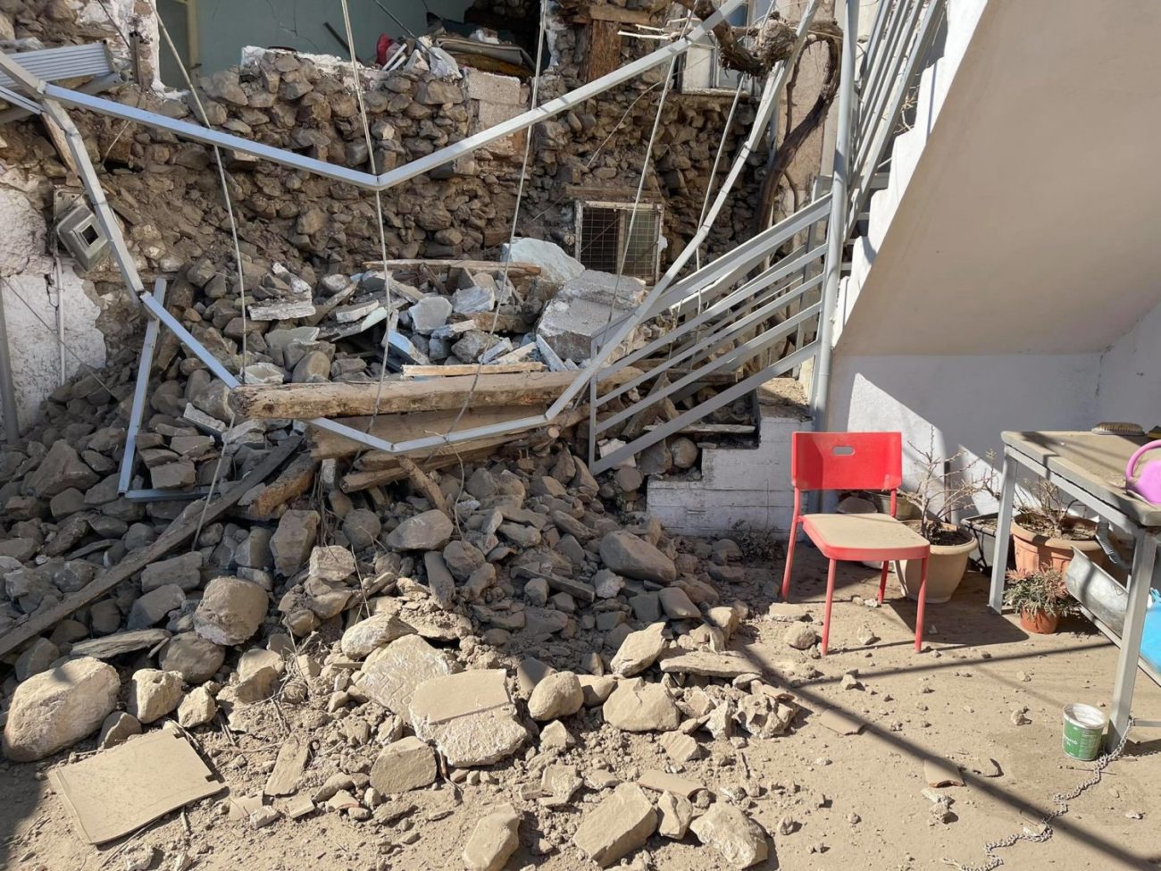 Σεισμός: «Βούλιαξε» η γη στην Ελασσόνα – 40 εκατοστά εδαφική καθίζηση προκάλεσε ο Εγκέλαδος