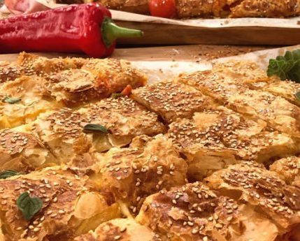 Ζαμπονοτυρόπιτα σφολιάτας με αρωματική σάλτσα ντομάτας πιπεριάς