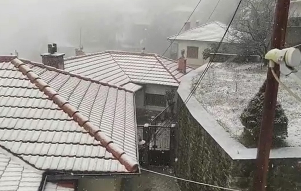 Χιονίζει στο Μέτσοβο! (ΒΙΝΤΕΟ)