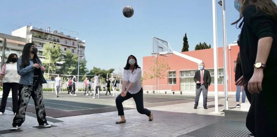 Η Νίκη Κεραμέως έπαιξε και βόλεϊ με μαθήτριες στα Σεπόλια (ΒΙΝΤΕΟ)