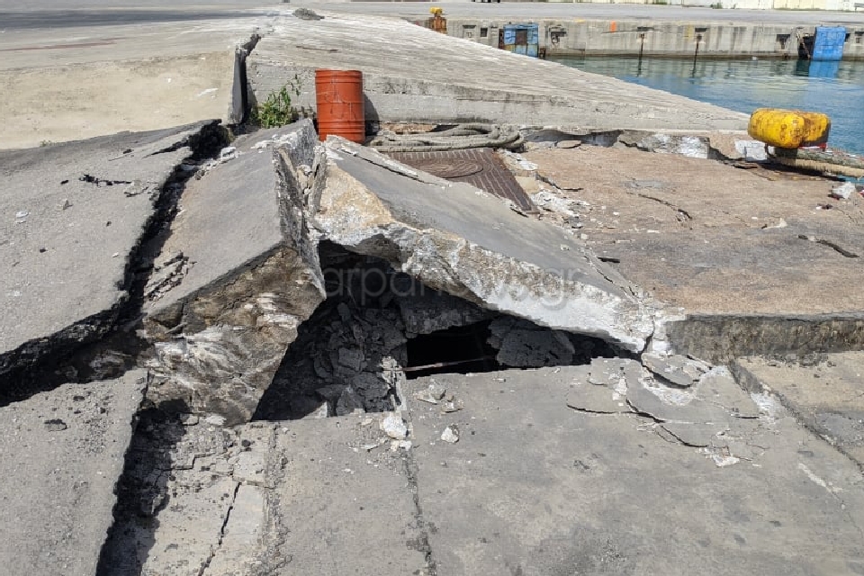 Χανιά: Το πλοίο Πελαγίτης χτύπησε στη στεριά και διέλυσε την προβλήτα του λιμανιού της Σούδας (ΦΩΤΟ)