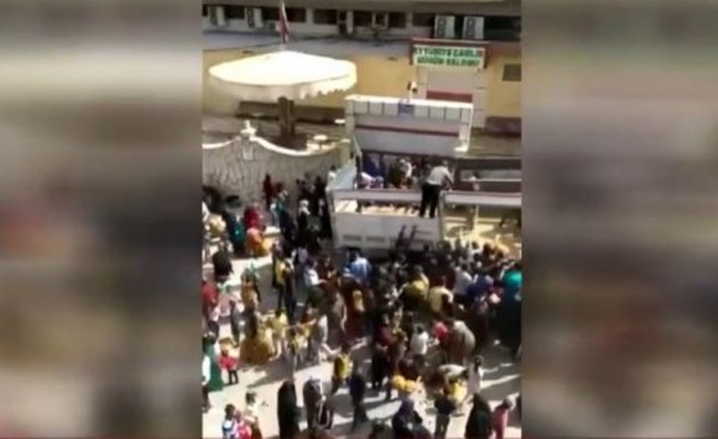 Τουρκία: Ξεκίνησε να μοιράζει πατάτες ο Ερντογάν – Απίστευτες εικόνες (ΒΙΝΤΕΟ)