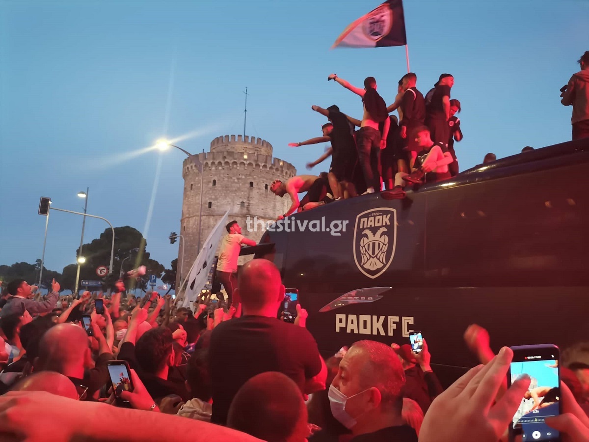 ΠΑΟΚ: Η στιγμή που το Κύπελλο έφτασε στον Λευκό Πύργο (ΒΙΝΤΕΟ & ΦΩΤΟ)