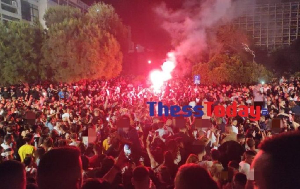 Κορωνοπάρτι με χιλιάδες άτομα, πυρσούς και ηχοσυστήματα στο ΑΠΘ (ΒΙΝΤΕΟ & ΦΩΤΟ)