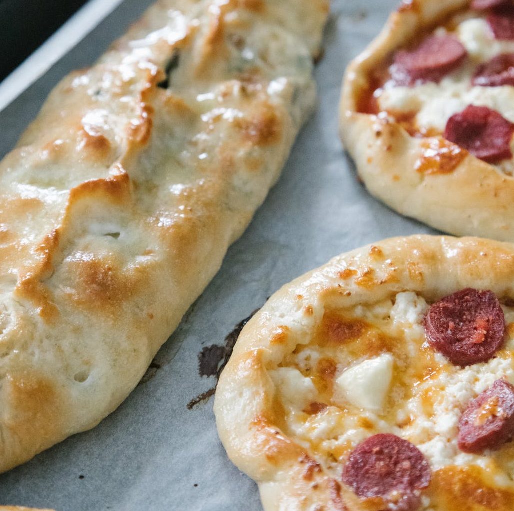 Τυρόψωμο Θράκης με φέτα και αλλαντικά