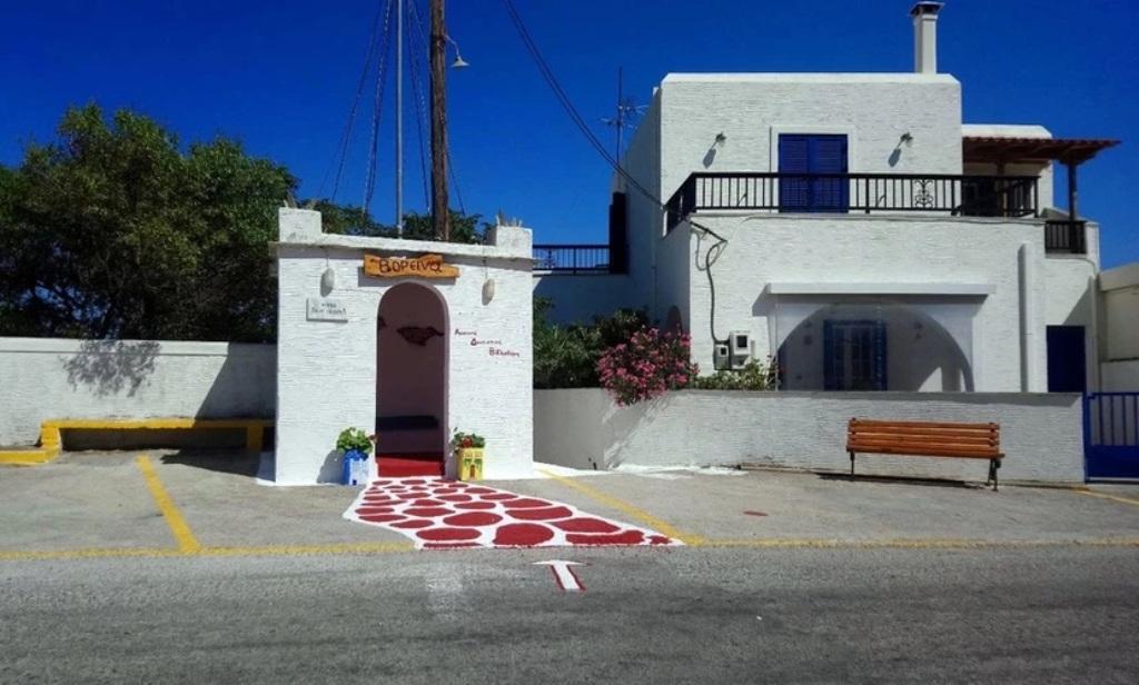 Άνδρος: Μια δανειστική βιβλιοθήκη μέσα σε στάση λεωφορείου (ΦΩΤΟ)