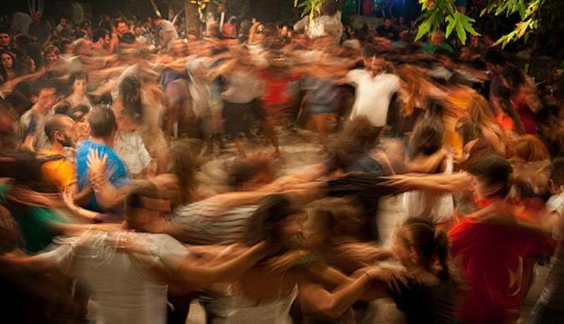 Πέντε χοροί που πρέπει να ξέρεις σε κάθε γάμο (BINTEO)