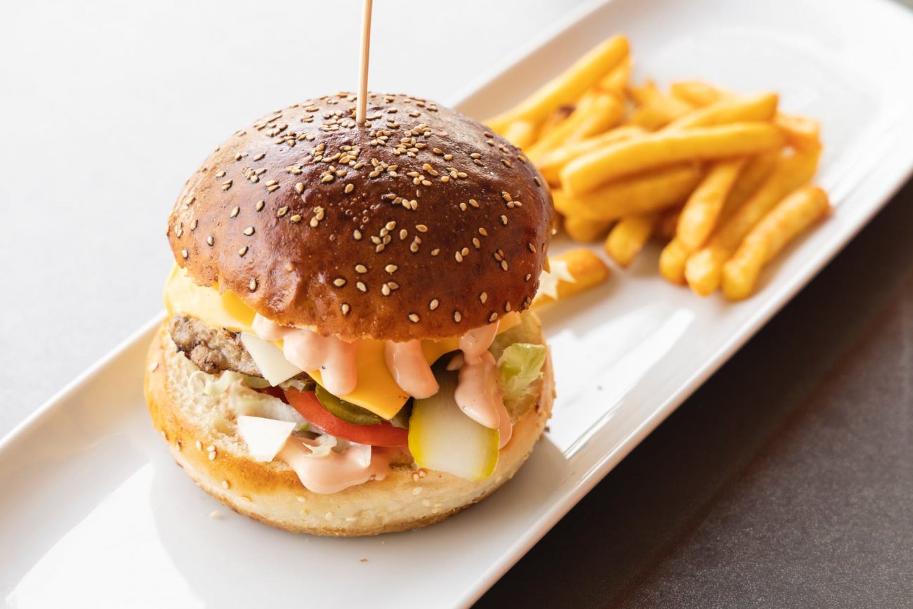 Burger με κοτόπουλο, λουκάνικο και γαρίδες