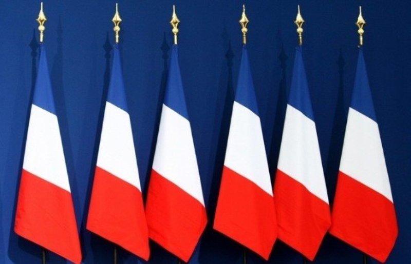 Οικονομικό «σοκ» στη Γαλλία: Ο Μπαϊρού παγώνει δαπάνες και καταργεί αργίες με το βλέμμα στην Ελλάδα