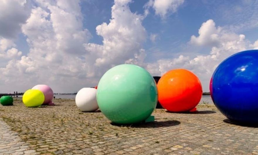 «Fashion Balls» – Το μουσείο μόδας MoMu επιστρέφει δυναμικά