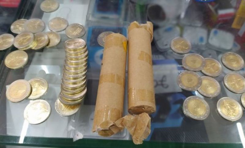 Θεσσαλονίκη: «Έσπρωχναν» στην αγορά άριστης ποιότητας κάλπικα νομίσματα των 2 ευρώ