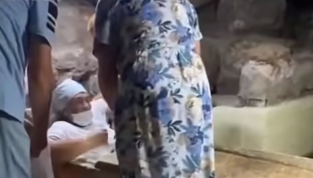 Κύπρος: Ρωσίδα τουρίστρια σφήνωσε μέσα στην σαρκοφάγο του Αγίου Λαζάρου (ΒΙΝΤΕΟ)