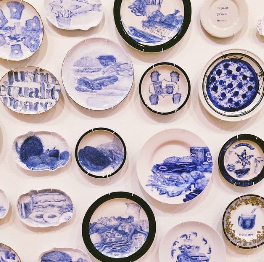 Julie Green: Η καλλιτέχνης που ζωγράφιζε σε πιάτα τα τελευταία γεύματα των θανατοποινιτών