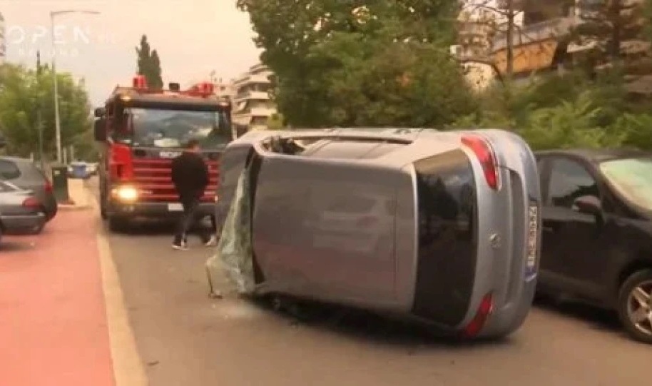 Σοβαρό τροχαίο στη Νέα Σμύρνη: Αυτοκίνητο αναποδογύρισε στην μέση του δρόμου