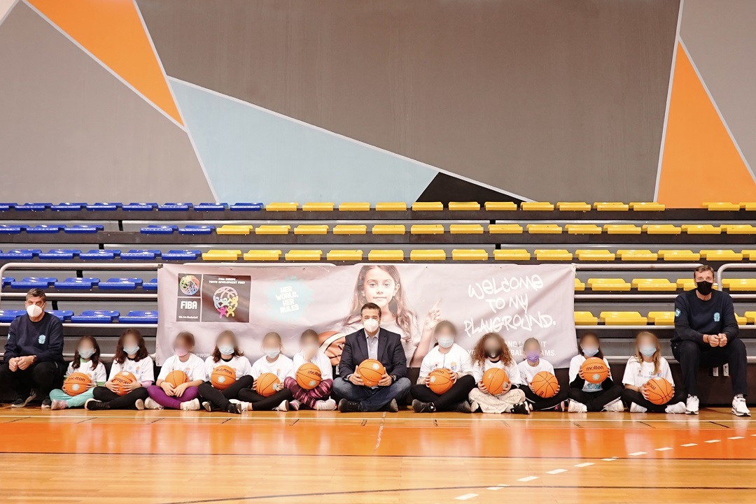 Ο Περιφερειάρχης Κεντρικής Μακεδονίας Απόστολος Τζιτζικώστας στη δράση «Τρίποντα στα Σχολεία» στην Άνω Ηλιούπολη του Δήμου Παύλου Μελά