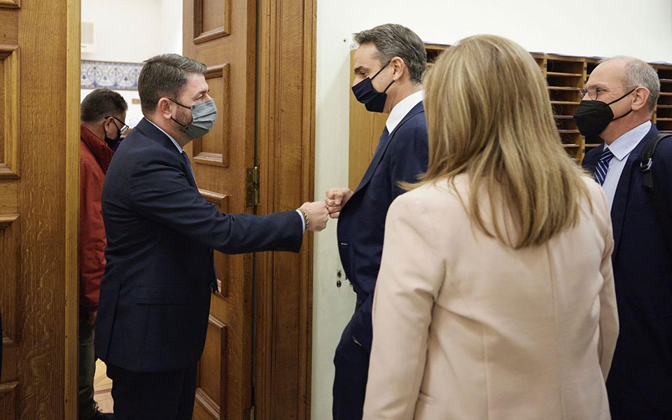 Σύντομη συνάντηση Μητσοτάκη – Ανδρουλάκη