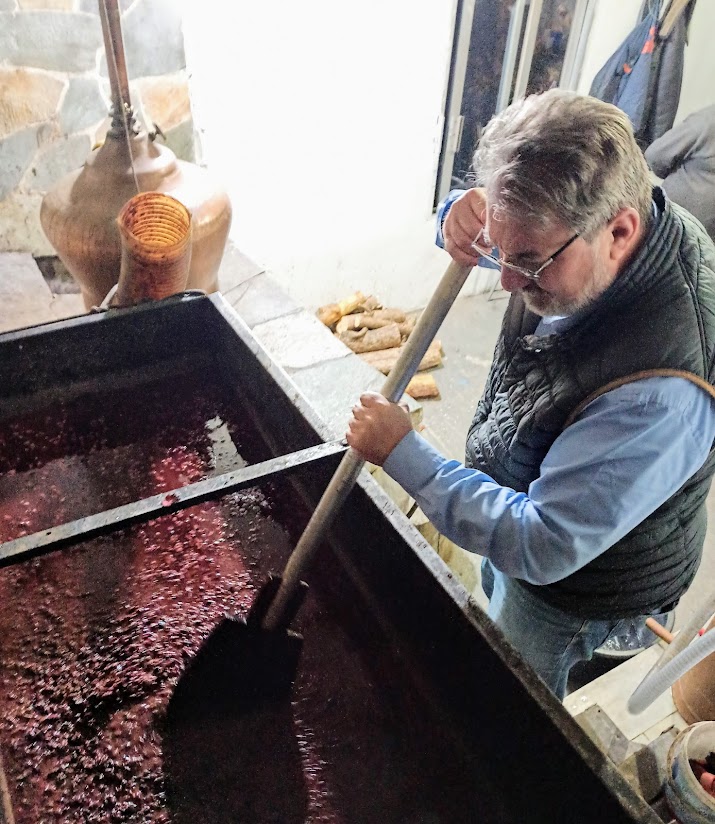 Δημήτρης Ρουκάς: Αποστάζοντας παραδοσιακά τσίπουρο στην Πιερία