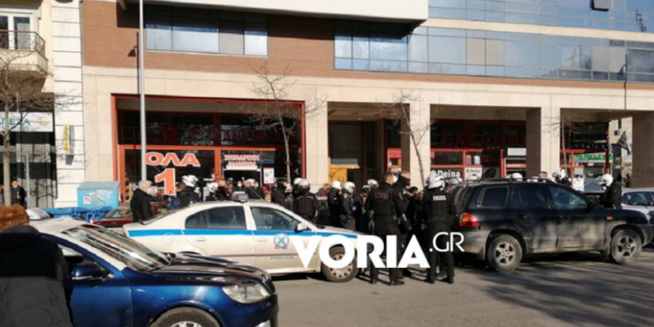 Δικαστήρια Θεσσαλονίκης : Άγρια συμπλοκή μεταξύ Ρομά (BINTEO)