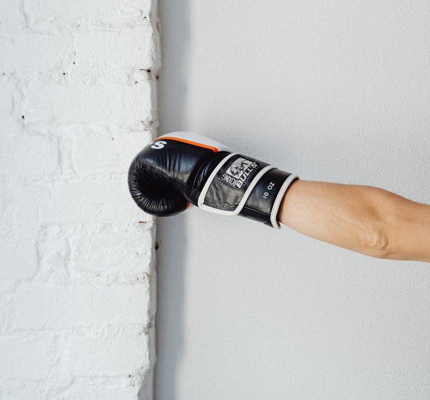 Απίστευτο – Έξαλλος πυγμάχος γρονθοκόπησε διαιτητή (ΒΙΝΤΕΟ)