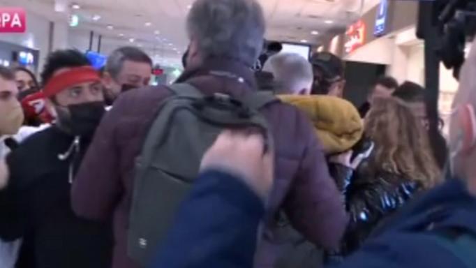 Survivor: Εικονολήπτης έσπρωξε ρεπόρτερ την ώρα που έφτασε στο αεροδρόμιο ο Βαλάντης (BINTEO)