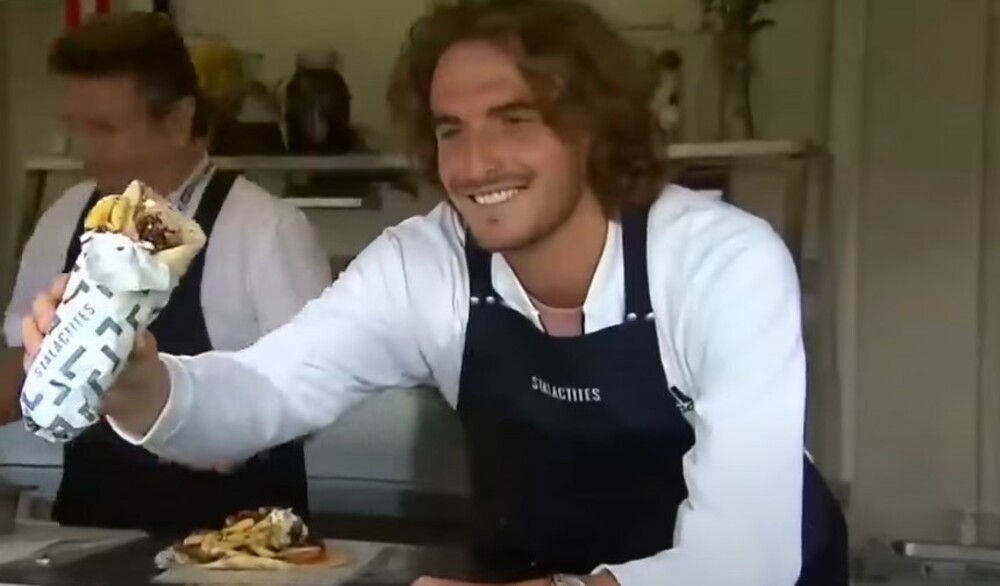 Ο Τσιτσιπάς τύλιξε και σέρβιρε σουβλάκι με… ρόδι (ΒΙΝΤΕΟ)