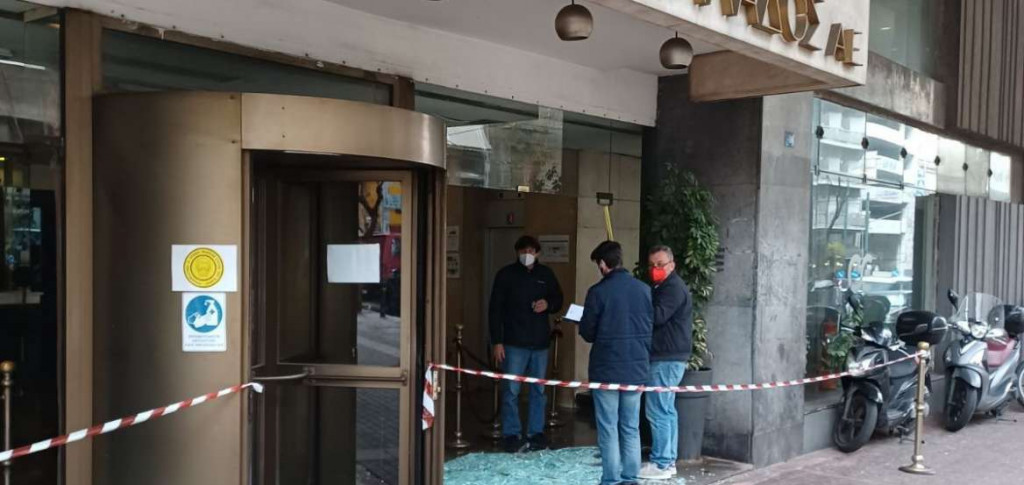 Επίθεση με βαριοπούλες στο Μέγαρο του ΟΣΕ