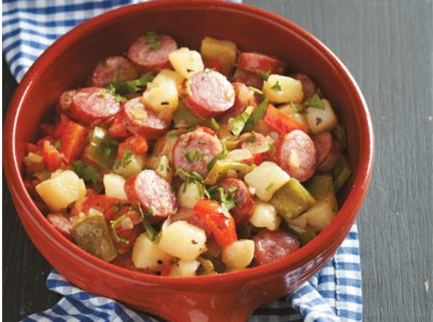 Τηγανιά με λουκάνικα, πιπεριές και πατάτες