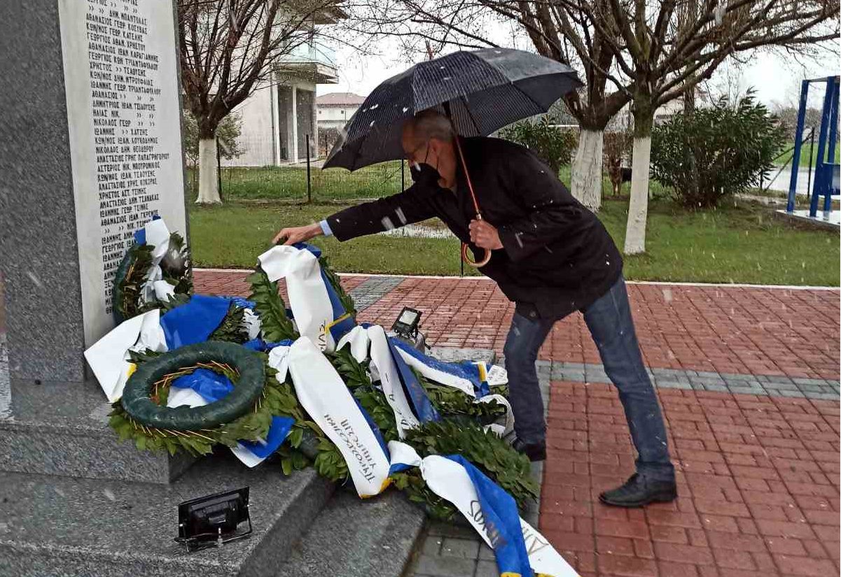 Κατάθεση στεφανιών απο την ΠΕΑΕΑ-ΔΣΕ και ΚΚΕ