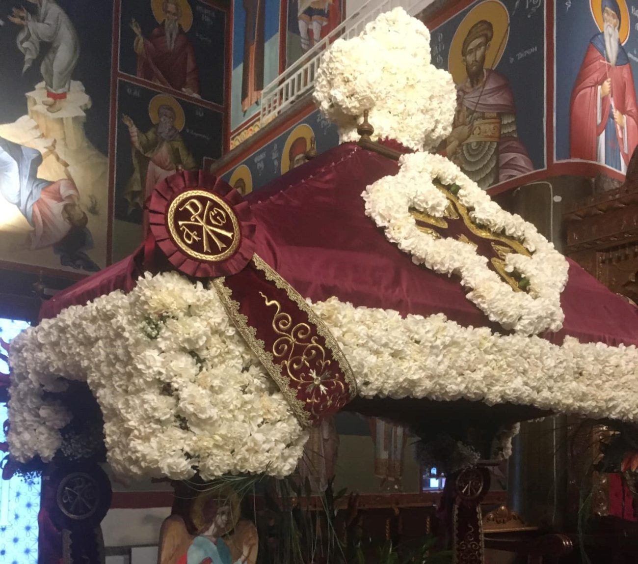 Ελατοχώρι: Με λευκά και κόκκινα γαρύφαλλά ο στολισμός του Επιταφίου {ΕΙΚΟΝΕΣ}