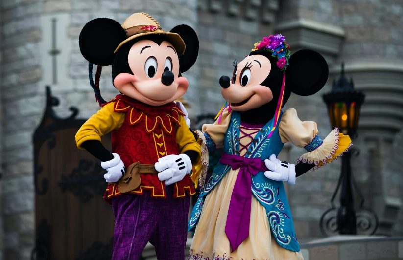 Oι αγκαλιές επέστρεψαν στη Disneyland μετά από δύο χρόνια αποστάσεων λόγω Covid