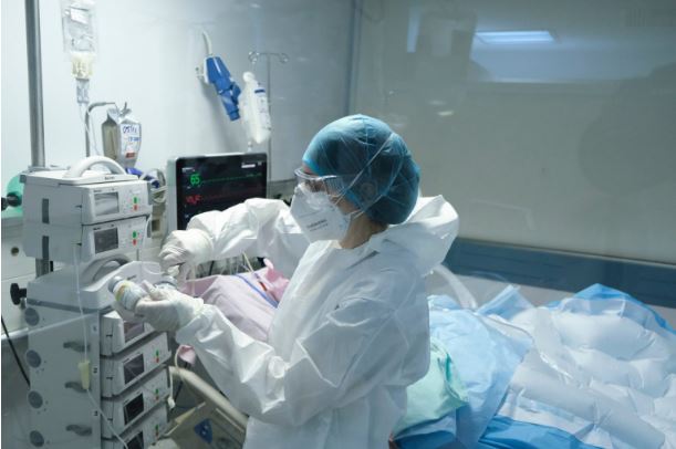 Κορωνοϊός: 14 θάνατοι, 6 διασωληνώσεις, 514 νέες εισαγωγές την τελευταία εβδομάδα