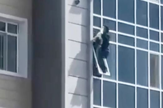 Καζακστάν: Άνδρας έσωσε τρίχρονο κοριτσάκι που κρεμόταν από τον 8ο όροφο πολυκατοικίας