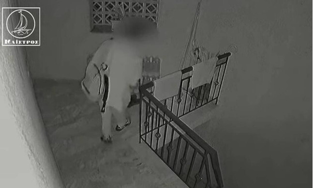 Αμφιλοχία: Γυναίκα γυρίζει τη νύχτα και «ξαφρίζει» σπίτια (BINTEO)