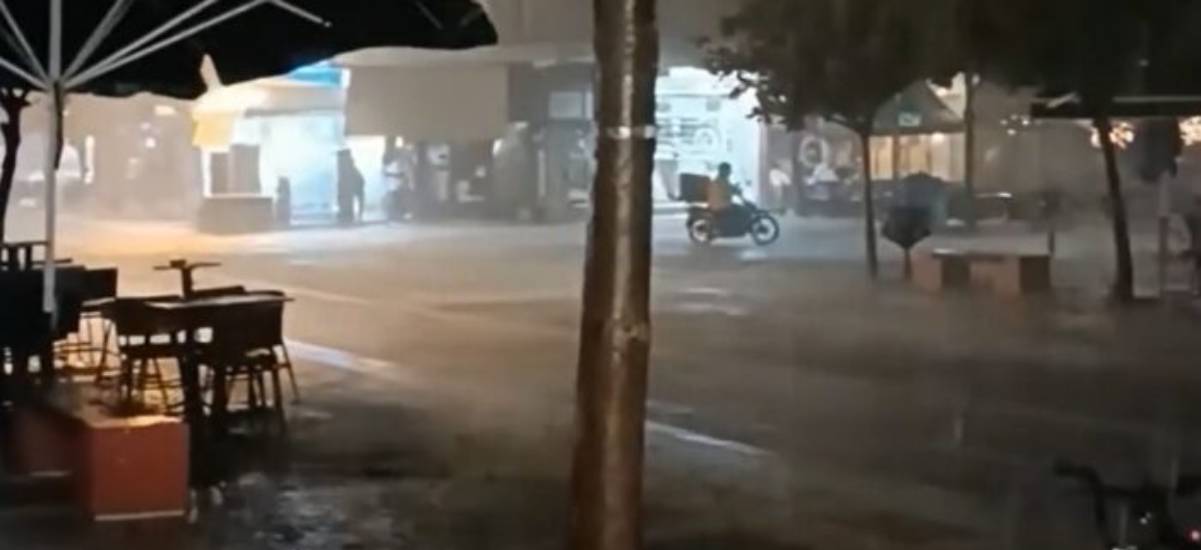 Σέρρες: Ο ντελιβεράς που έγινε viral στο ισχυρό μπουρίνι (ΒΙΝΤΕΟ)