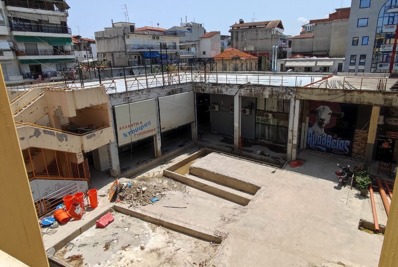 Δήμος Κατερίνης – Δημοτικά Πάρκινγκ: Σε εξέλιξη η ανάπλαση στο αίθριο της Δημοτικής Αγοράς