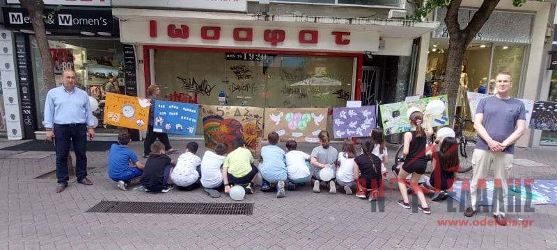 Κατερίνη: Γέμισε με παιδικές ζωγραφιές για την Ειρήνη ο πεζόδρομος!