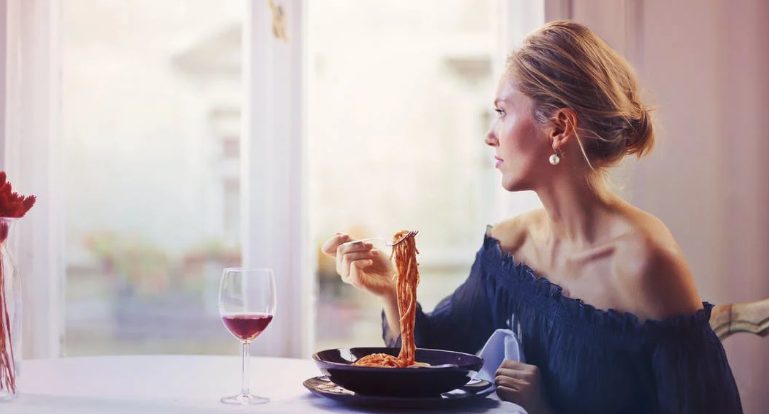 Τρώτε στο… «πόδι»; Πώς επηρεάζει την υγεία σας