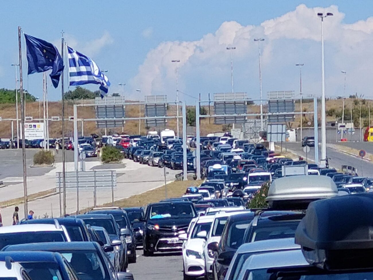 ΤΩΡΑ: Ουρές χιλιομέτρων και μεγάλη ταλαιπωρία για τους τουρίστες στους Ευζώνους {ΕΙΚΟΝΕΣ & ΒΙΝΤΕΟ}